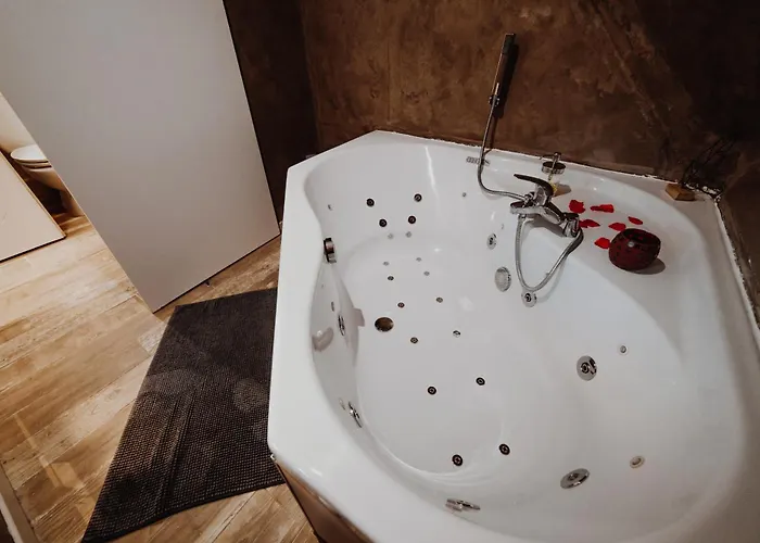 At Home - Chambre D\'Hote Avec Jacuzzi Et Chalets Dans Les Bois