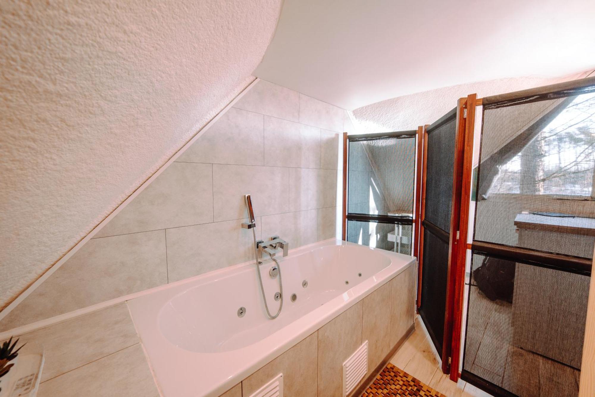 At - D'hote Avec Jacuzzi Et Dans Les Bois Gesves
