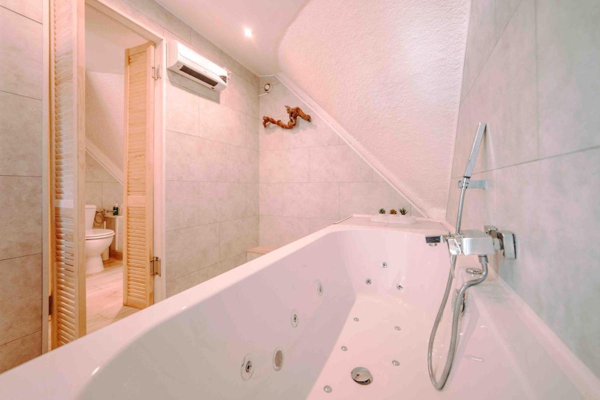 At - D'hote Avec Jacuzzi Et Dans Les Bois Gasthof